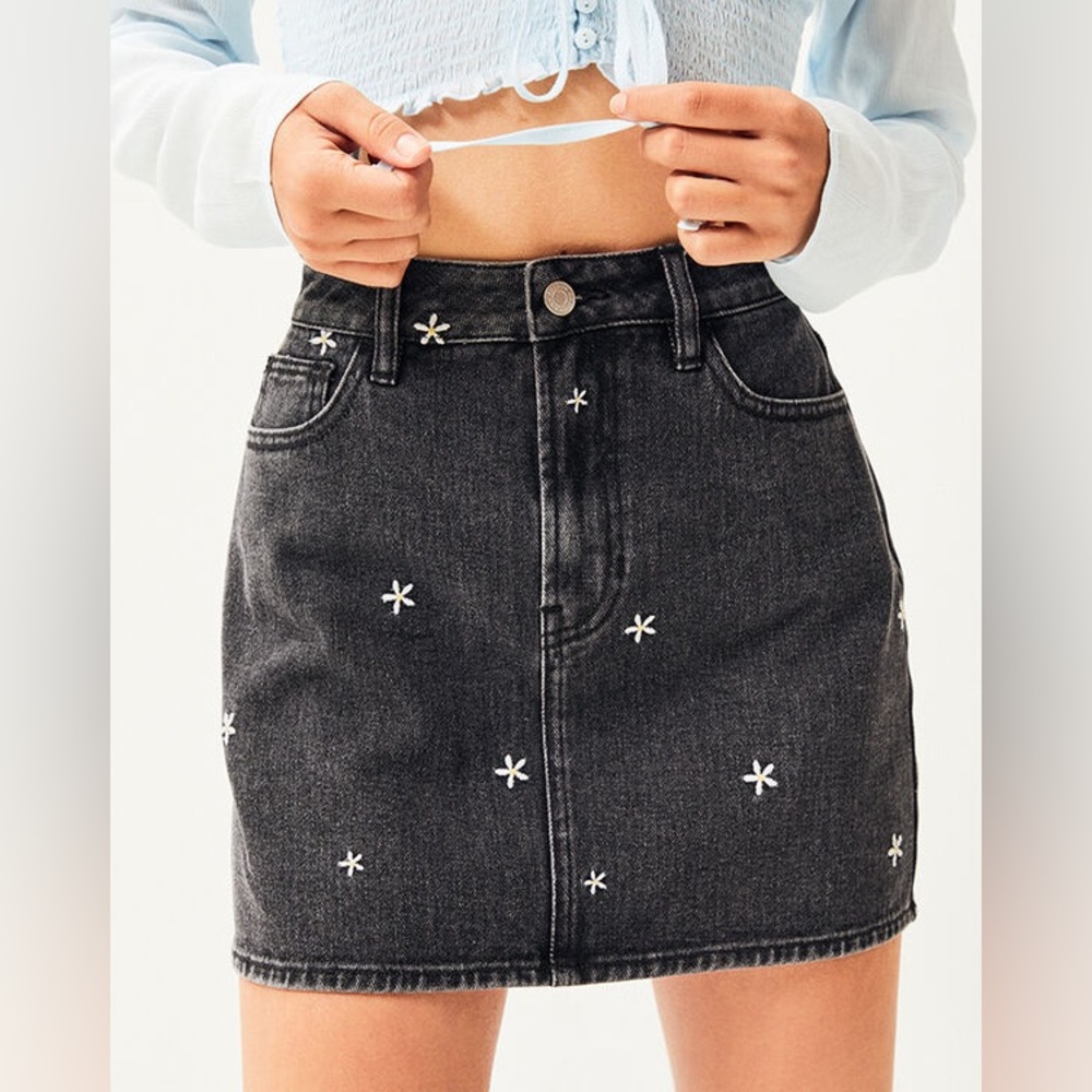 PacSun Black Daisy Embroidered Skirt